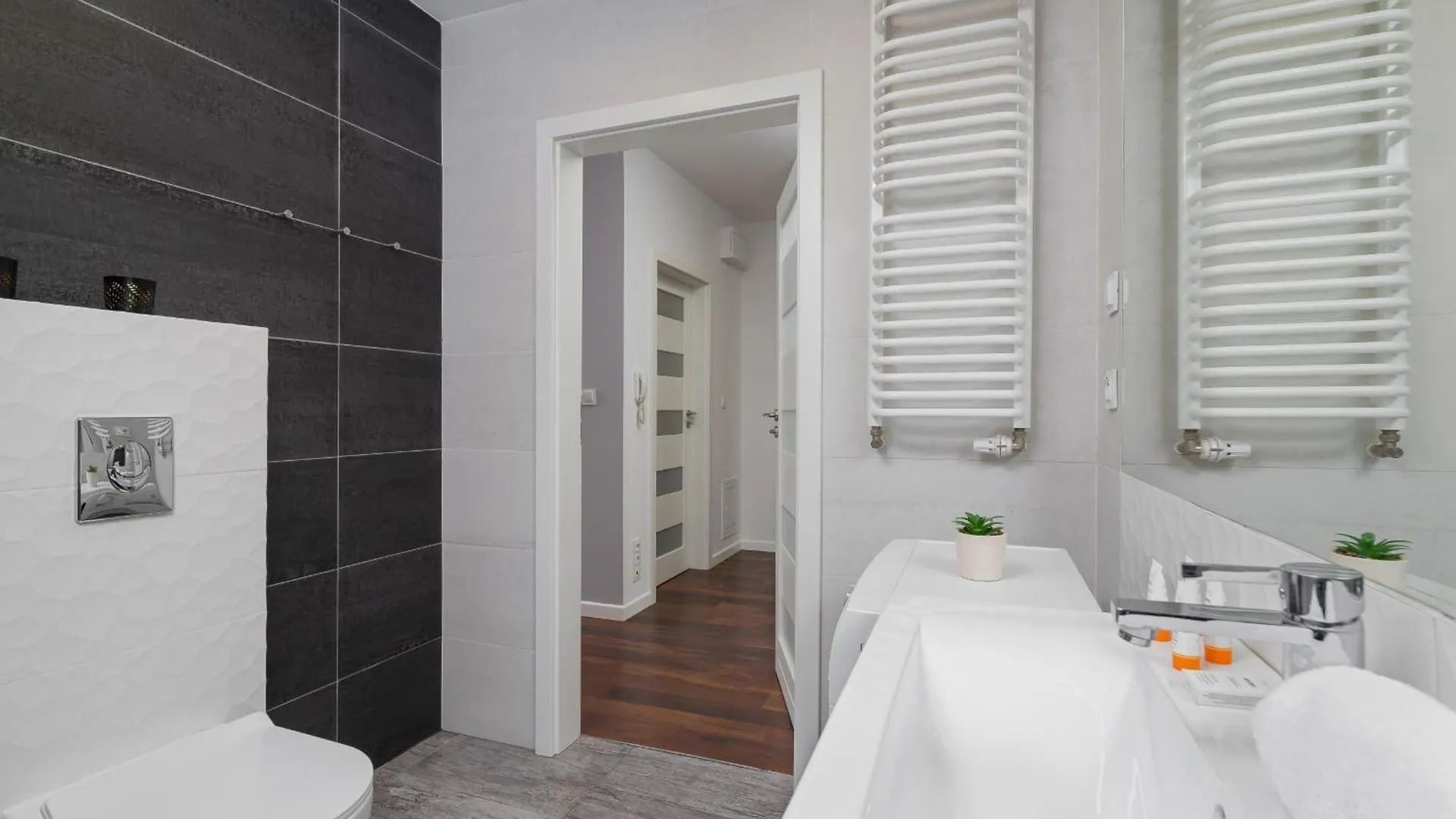 Zablocie Pet-Friendly Slusarska Apartment By Noclegi Renters Krakow